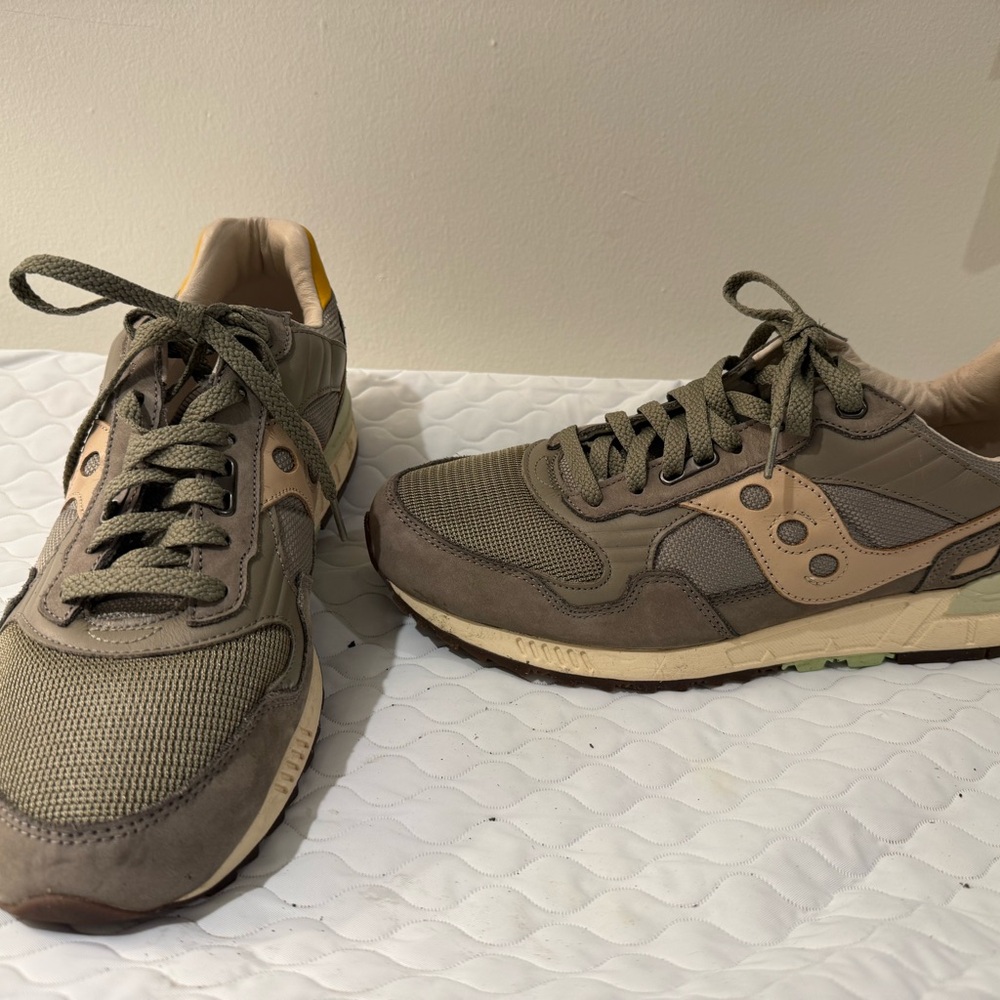 Saucony shadow 5000 Men's Khaki and Tan Sneakers